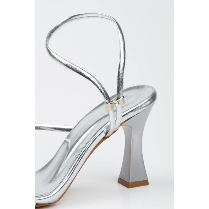 Kadın Yazlık Gümüş Suni Deri Topuklu Ayakkabı Ve Çanta Takımı