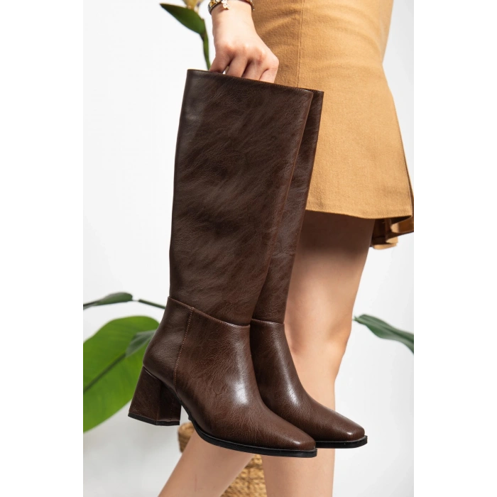 Kahverengi Küt Burunlu Kadın Çizme