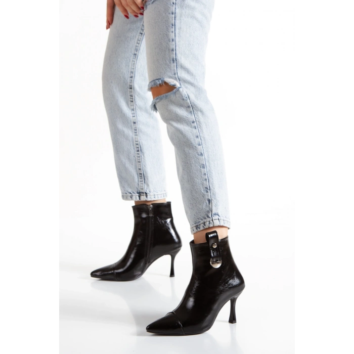 Siyah Hakiki Deri Görünümlü Sivri Burunlu İnce Topuklu Şık Tokalı Bot