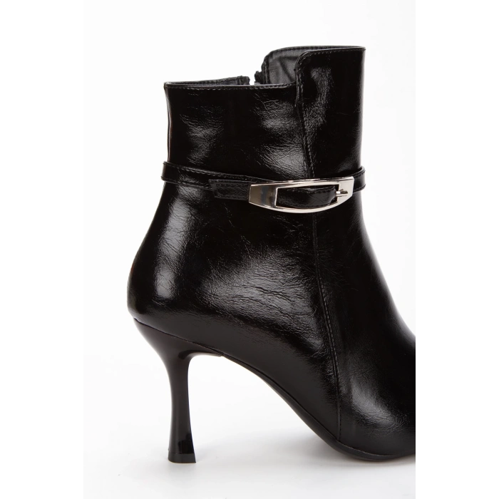 Siyah Hakiki Deri Görünümlü Sivri Burunlu İnce Topuklu Tokalı Bot