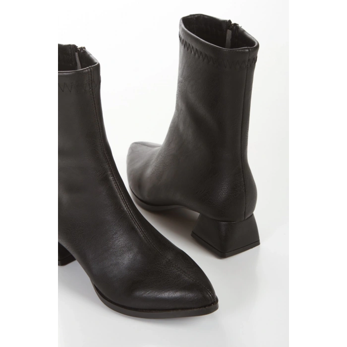 Siyah Kısa Kalın Topuklu Sivri Burunlu Günlük Bot