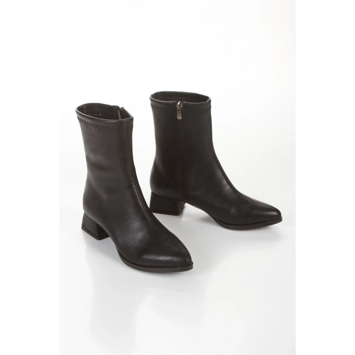 Siyah Kısa Kalın Topuklu Sivri Burunlu Günlük Bot