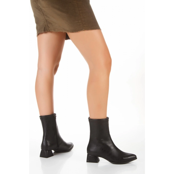 Siyah Kısa Kalın Topuklu Sivri Burunlu Günlük Bot