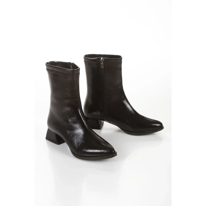 Siyah Rugan Kısa Kalın Topuklu Sivri Burunlu Günlük Bot