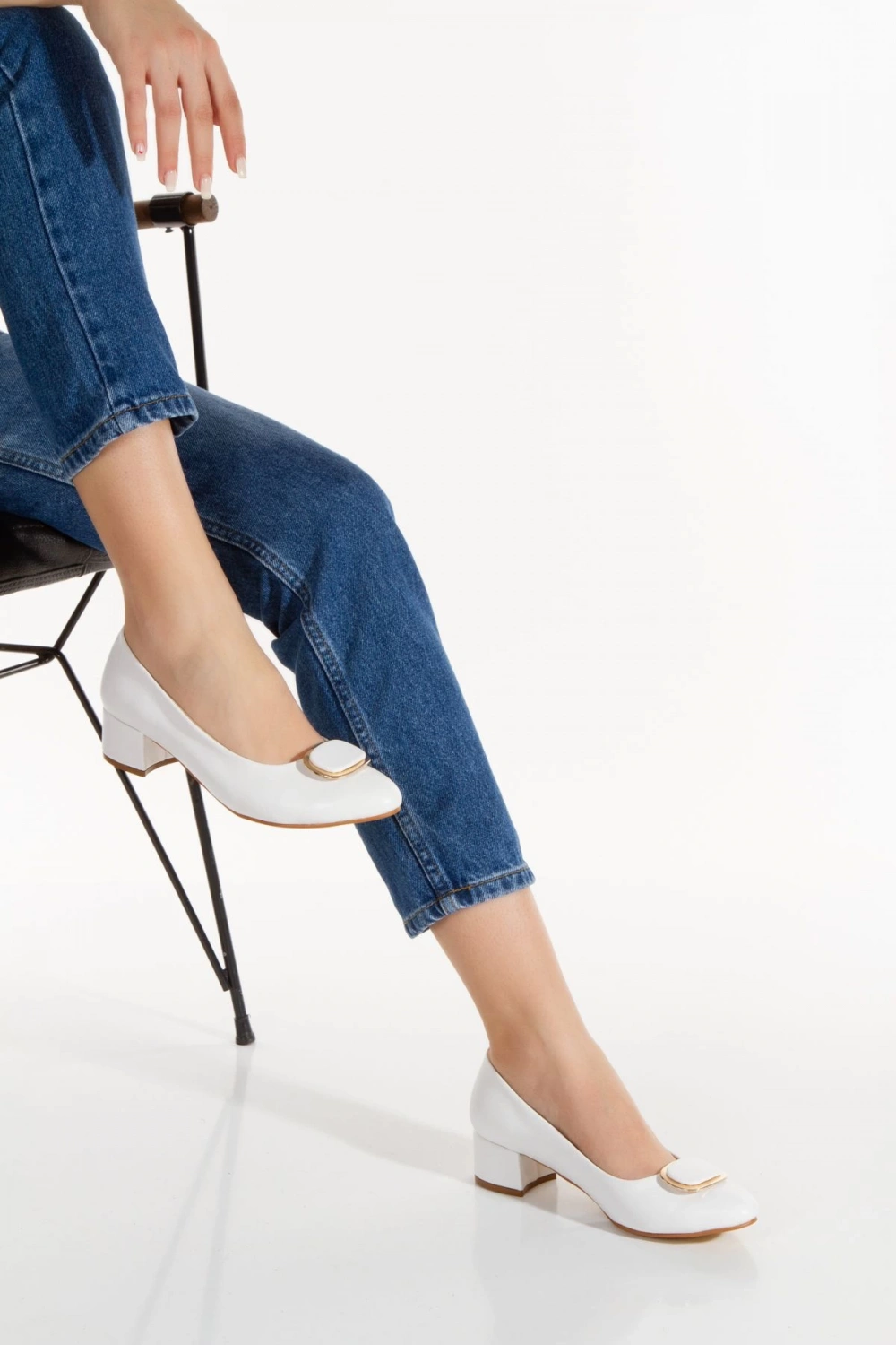 Kadın Beyaz Suni Deri Kısa Topuklu Stiletto Tokalı