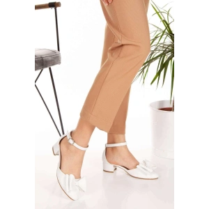 Kadın Beyaz Kısa Topuklu Fiyonklu Ayakkabı