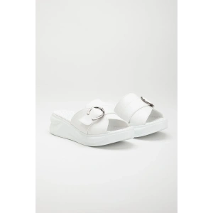 Kadın Beyaz Kalın Topuklu Tokalı Terlik