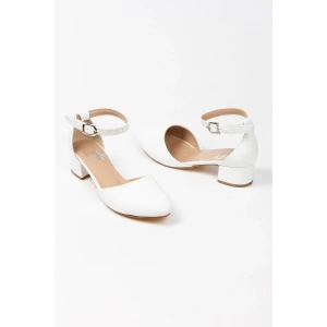 Kadın Beyaz Arkası Kapalı Alçak Topuklu Ayakkabı