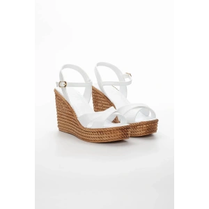 Kadın Beyaz Çapraz Dolgu Topuklu Klasik Tarz Sandalet