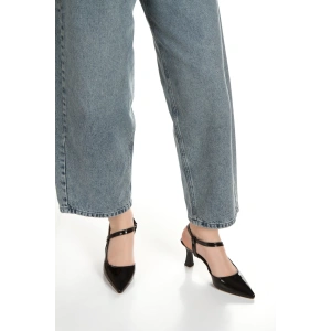 Sivri Burunlu Arkası Açık Yazlık Ayakkabı Siyah