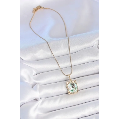 316L Çelik Gold Renk Zincir Mavi Mineli Çiçek İşlemeli İnci Detay Portre Model Kadın Kolye