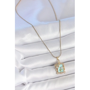 316L Çelik Gold Renk Zincir Mavi Mineli Çiçek İşlemeli Zirkon Taşlı Kelebek Detay Portre Model Kadın Kolye