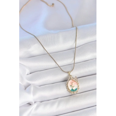 316L Çelik Gold Renk Zincir Mix Renk Çiçek İşlemeli Zirkon Taş Detaylı Portre Model Kadın Kolye