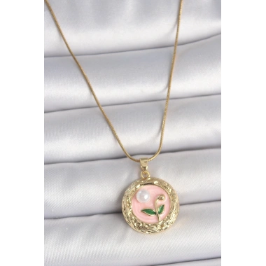 316L Çelik Gold Renk Zincir Pembe Çiçek İşlemeli inci Detay Portre Model Kadın Kolye