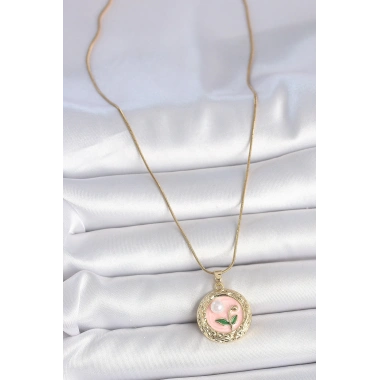 316L Çelik Gold Renk Zincir Pembe Çiçek İşlemeli inci Detay Portre Model Kadın Kolye