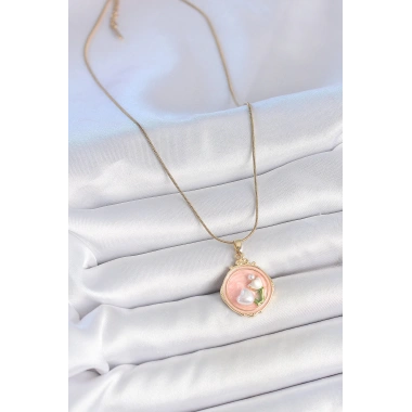 316L Çelik Gold Renk Zincir Pembe Mineli İncili Çiçek İşlemeli Portre Model Kadın Kolye