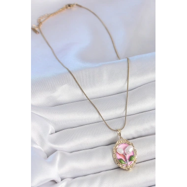316L Çelik Gold Renk Zincir Pembe Mineli İncili Çiçek İşlemeli Portre Model Kadın Kolye