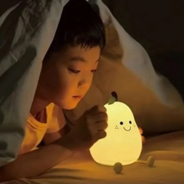 5 Farklı Renk Modlu Armut Figürlü Pofuduk LED Gece Lambası–Yumuşak Dokulu Çocuk Odası ve Dekoratif Şarjlı Ortam Işığı (5468)
