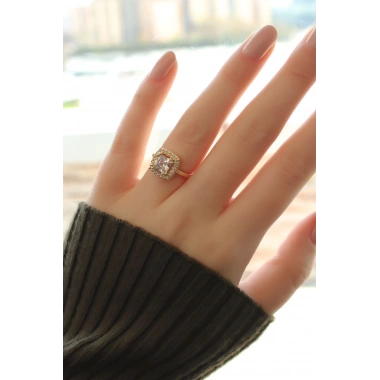 Gold Baget ve Zirkon Taşlı Kare Yüzük