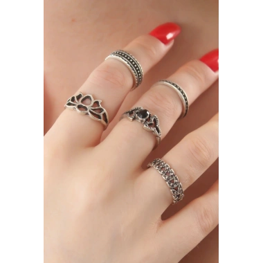Gümüş Renk Lotus Model Siyah Kristal Taş Detay Bayan Yüzük Kombin