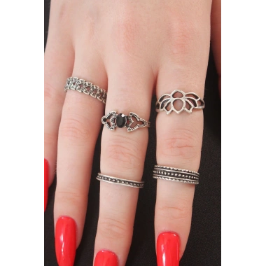 Gümüş Renk Lotus Model Siyah Kristal Taş Detay Bayan Yüzük Kombin