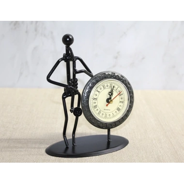 Metal Saatli Saksafon Çalan Müzisyen