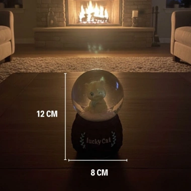 Pilli Işıklı Müzikli Kar Küresi–Şanslı Kedi Figürlü Eğlenceli Masaüstü Biblo, LED Aydınlatmalı Dekoratif Hediyelik Kar Küresi (5468)