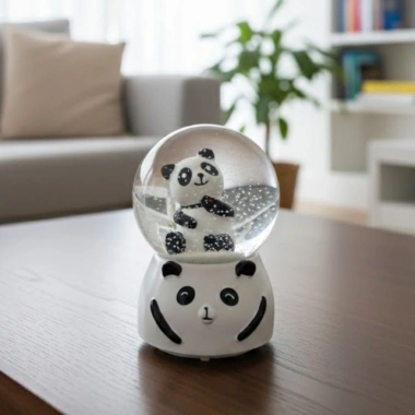 Pilli Işıklı Müzikli Kar Küresi–Sevimli Panda Figürlü Eğlenceli Masaüstü Biblo, LED Aydınlatmalı Dekoratif Hediyelik Kar Küresi (5468)