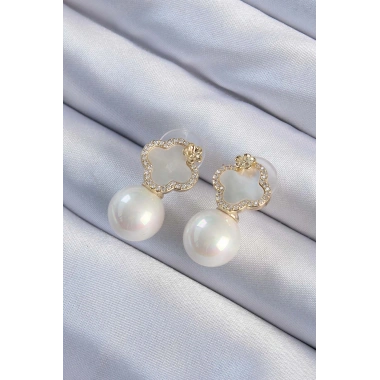 Pirinç Altın Renk Zirkon Taşlı Minimal Çiçek Tasarımlı Kadın Küpe