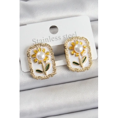 Pirinç Beyaz Mineli Papatya Figürlü Sanatsal Portre Model Gold Renk Kadın Küpe