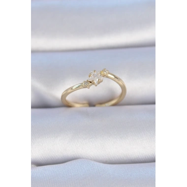 Pirinç Gold Renk Beyaz Çiçek Model Zirkon Taş Detay Kadın Yüzük