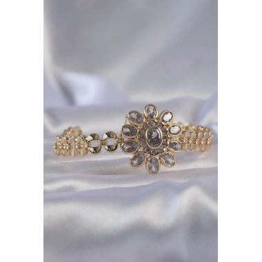 Pirinç Gold Renk İri Zirkon Taşlı Çiçek Figürlü Bileklik