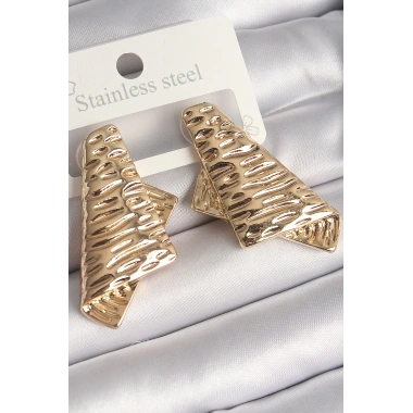 Pirinç Gold Renk İşleme Detaylı Katlanmış Kare Plaka Model Kadın Küpe