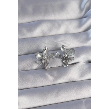 Pirinç Gümüş Renk İnci Detay Çiçek Tasarımlı Küpe