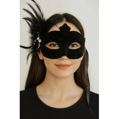 Siyah Renk Yandan Tüylü Süet Kaplama Beyaz İncili Parti Maskesi 18x15 Cm
