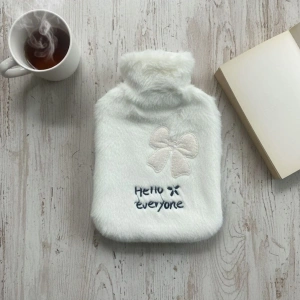 Hello Everyone Yazılı Kurdeleli Beyaz Peluş Sıcak Su Torbası 1 Lt – Yumuşak Kılıf, Uzun Süre Sıcak Tutan Termal Su Torbası (5468)