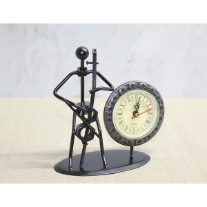 Metal Saatli Keman Çalan Müzisyen