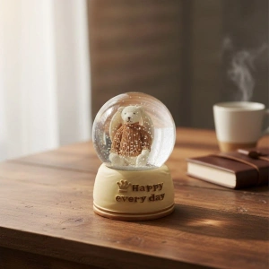 Pilli Işıklı Müzikli Kar Küresi–Sevimli Ayıcık Figürlü Eğlenceli Masaüstü Biblo, LED Aydınlatmalı Dekoratif Hediyelik Kar Küresi (5468)