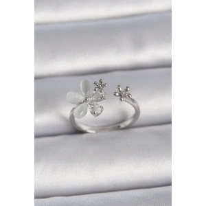 Pirinç Gümüş Renk Ayarlanabilir Zirkon Taşlı Beyaz Mineli Yaprak Model Kadın Yüzük