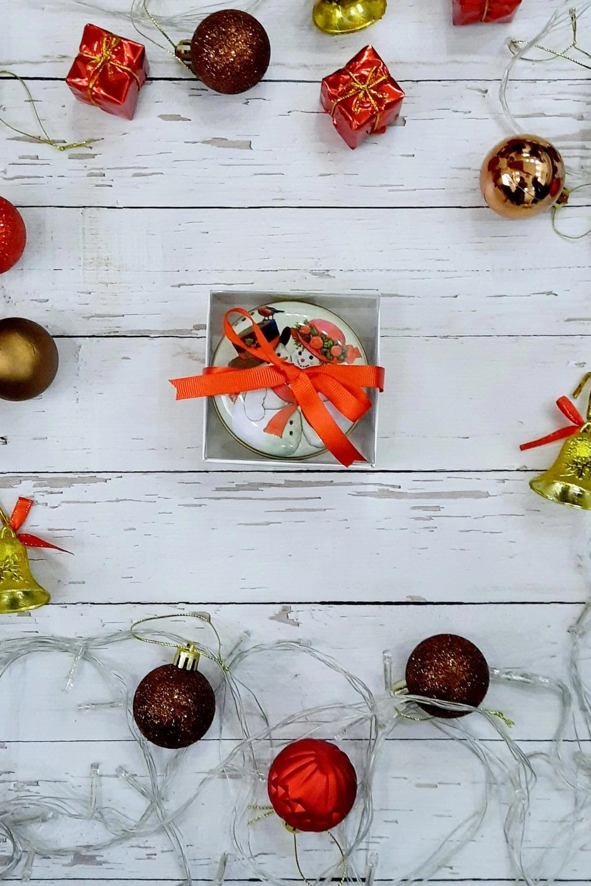 1 Adet Yılbaşı Temalı Metal Kutulu ve Hediye Paketli ve Renkli Karışık Desenli Kokulu Hediyelik Mum