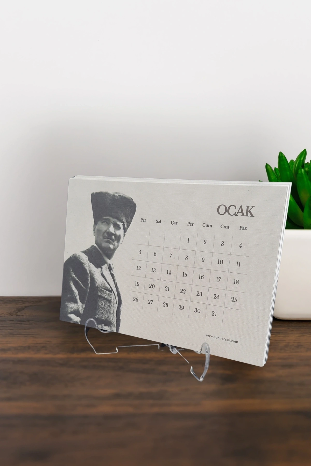 2026 Yılı Nostaljik Atatürk Temalı Standlı Masa Üstü Takvimi