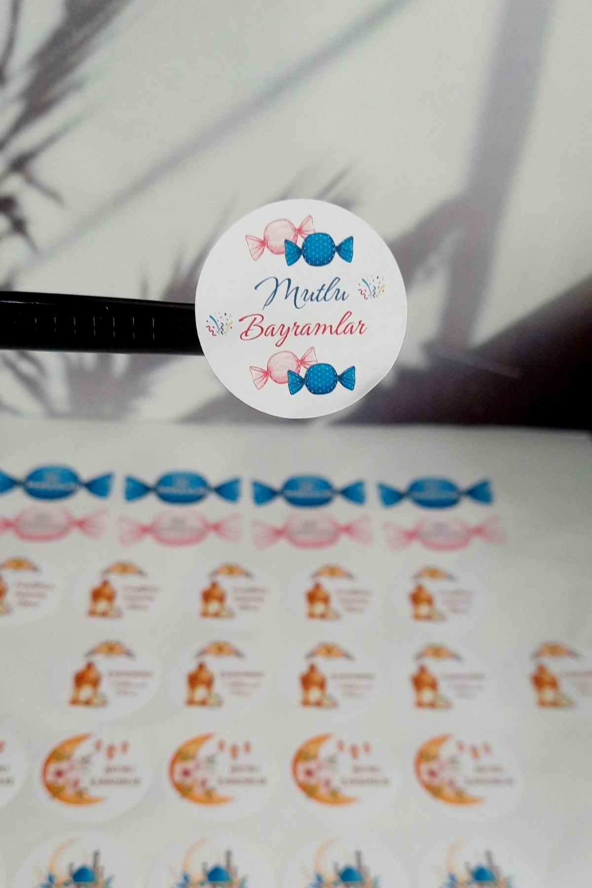 Renkli Şekerler Mutlu Bayramlar Etiketi Hediye Paketi Süsü Sticker 3,5 cma 30 Adet