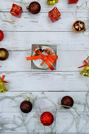 1 Adet Yılbaşı Temalı Metal Kutulu ve Hediye Paketli ve Renkli Karışık Desenli Kokulu Hediyelik Mum