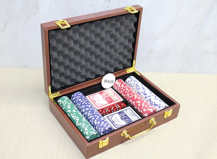 200 Chips With Leather Bag And 2 Pcs Poker Game Alk4229