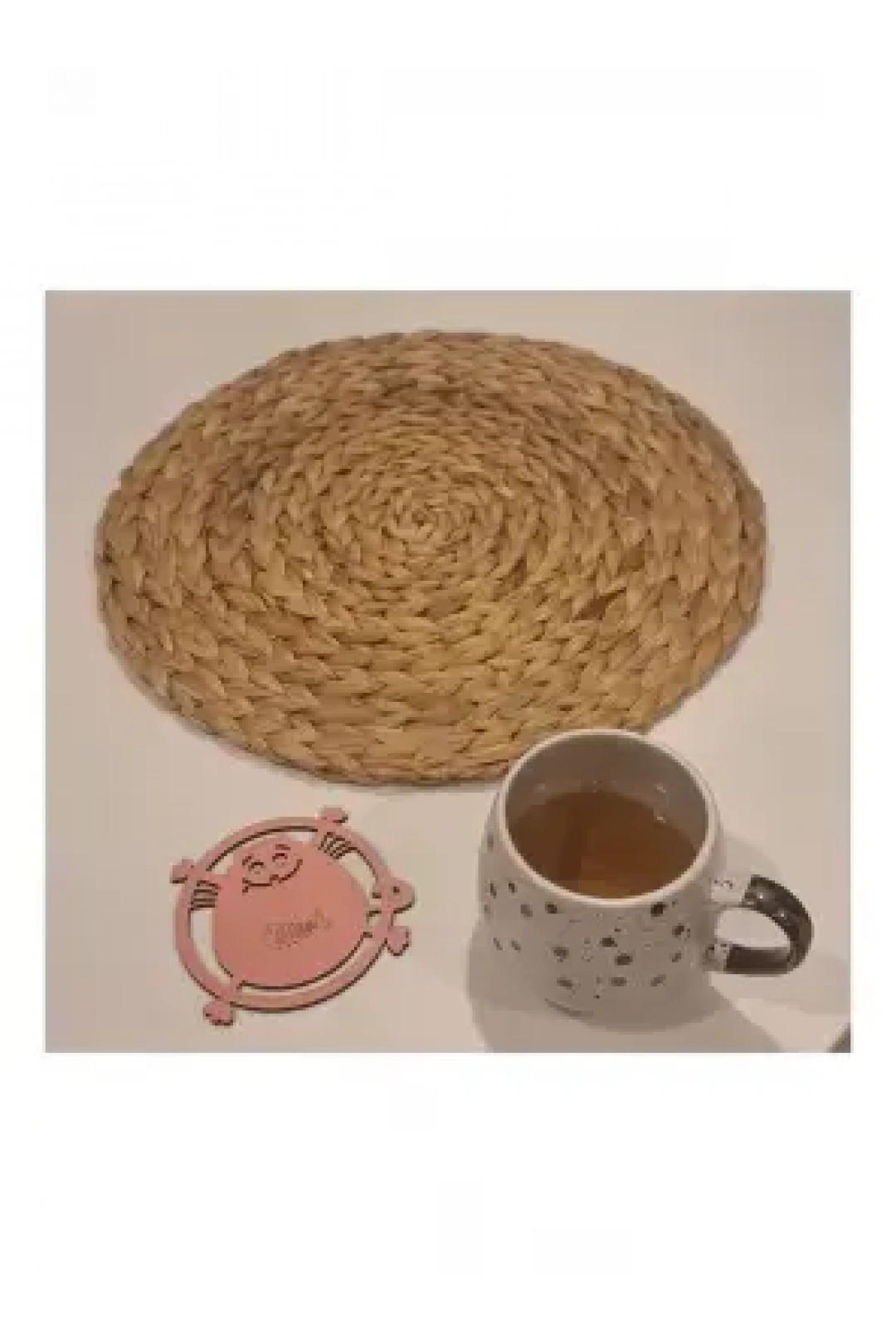 Ebruli Sanat Tasarım 3’lü Renkli Kırmızı Pembe Sarı Ahşap Bardak Altlığı Dedili Hello Kahve Fincanlı 9*9 cm