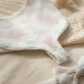 Aura Pastel Pointelle 3lü Bebek Seti - %100 Pamuklu Nefes Alan Örme Kumaş, Bandana Önlük, Çıtçıtlı Mama Önlüğü ve Fiyonk Saç Bandı