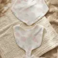 Aura Pastel Pointelle 3lü Bebek Seti - %100 Pamuklu Nefes Alan Örme Kumaş, Bandana Önlük, Çıtçıtlı Mama Önlüğü ve Fiyonk Saç Bandı