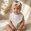 Aura Pastel Pointelle 3lü Bebek Seti - %100 Pamuklu Nefes Alan Örme Kumaş, Bandana Önlük, Çıtçıtlı Mama Önlüğü ve Fiyonk Saç Bandı