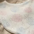 Aura Pastel Pointelle 3lü Bebek Seti - %100 Pamuklu Nefes Alan Örme Kumaş, Bandana Önlük, Çıtçıtlı Mama Önlüğü ve Fiyonk Saç Bandı