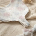 Aura Pastel Pointelle 3lü Bebek Seti - %100 Pamuklu Nefes Alan Örme Kumaş, Bandana Önlük, Çıtçıtlı Mama Önlüğü ve Fiyonk Saç Bandı